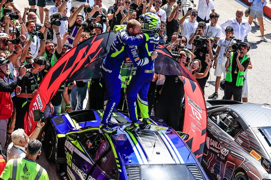 Valentino Rossi vise un rappel à Misano dans le GT World Challenge Festa per Rossi all'arrivo - Ph Marzio Bondi