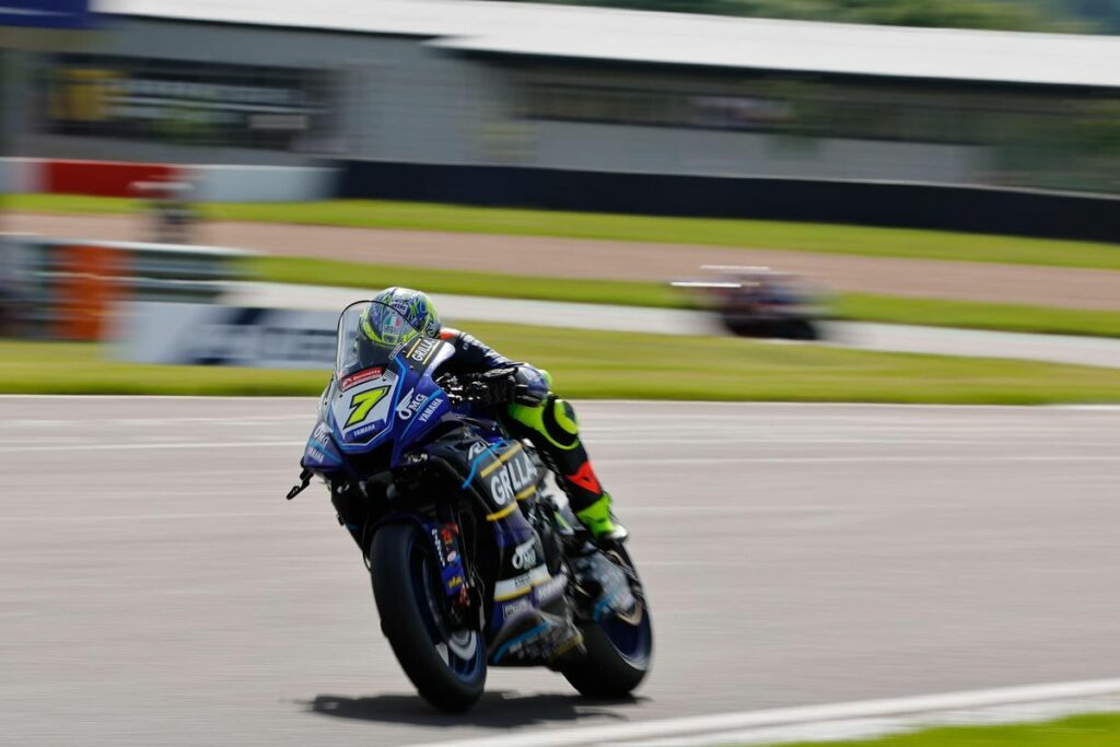Vickers soffia la Superpole à Ryde nel BSB à Donington Doppietta OMG Racing Yamaha nel British Superbike a Donington Park: Ryan Vickers brucia per 26 millesimi la Superpole al compagno di squadra Kyle Ryde