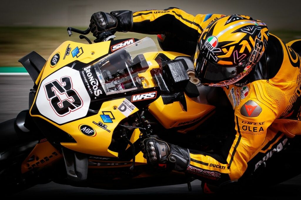 Bogeyman Mugello: Luca Salvadori premier avec chute au National 1000 Fantasmi del passato: una scivolata nella FP2 rovina il venerdì da primato di Luca Salvadori nel National 1000, Flavio Ferroni in pista con REVO Aprilia