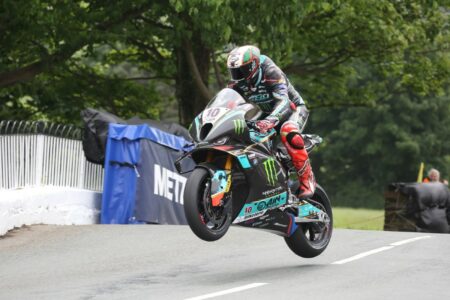Folle gara Superbike del TT 2024: sfortuna Dunlop, vince Hickman