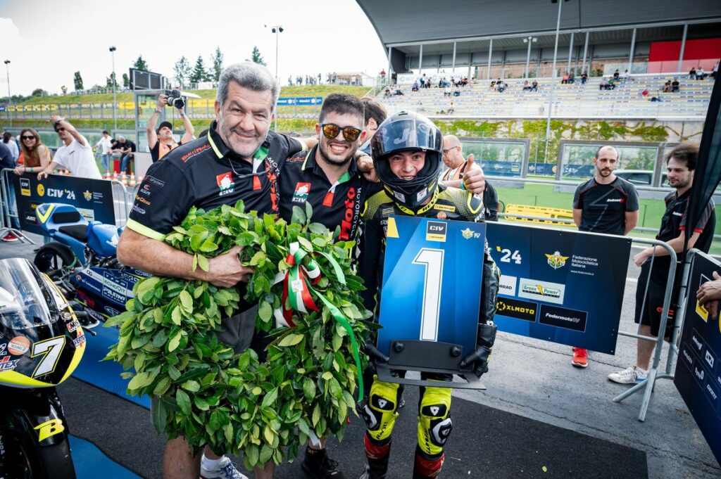 Cristian Borrelli : doublé… avec saut dans le CIV PreMoto3 ! Cristian Borrelli prima doppietta nel CIV PreMoto3, con brivido finale: la video intervista su CorsedimotoTV