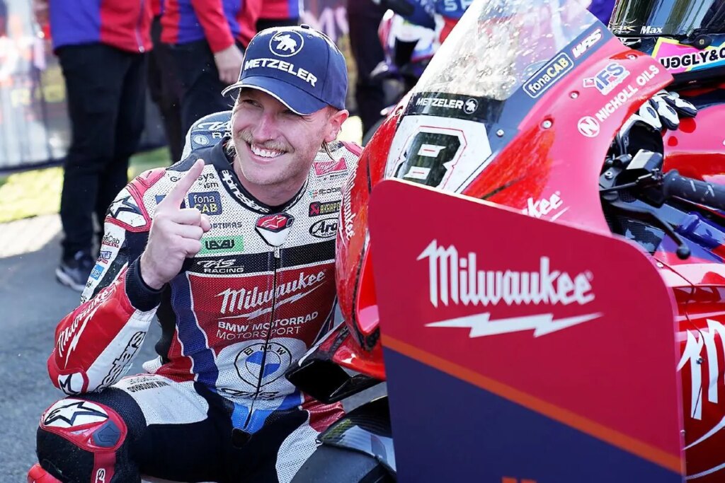 Davey Todd va de l’avant : de rookie à star du TT 2024 Davey Todd brucia le tappe: da novellino a star del TT 2024