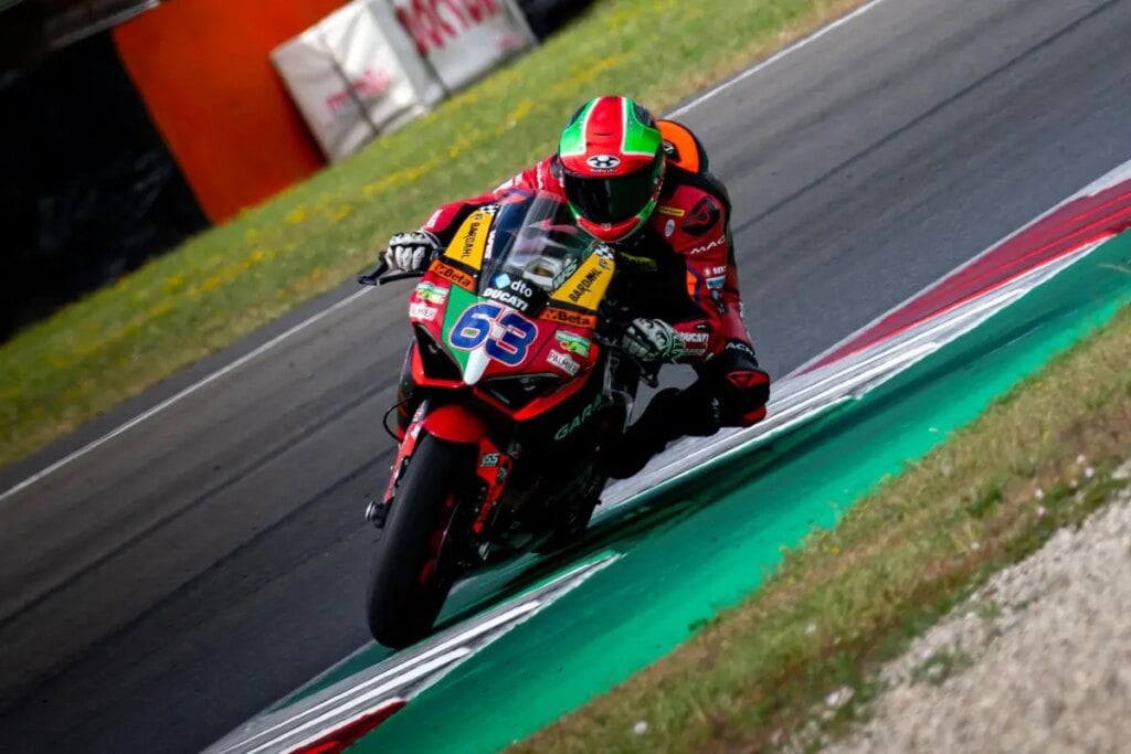 Davide Stirpe et Andrea Mantovani en 0″088 : nouveau sprint en CIV Supersport Lotta epica anche in Gara 2 al Mugello: per 88 millesimi Davide Stirpe la spunta su Andrea Mantovani e consolida la leadership del CIV Supersport