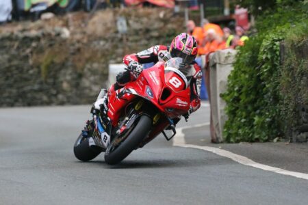 Enfin Davey Todd : première victoire Superstock au TT 2024 Finalmente Davey Todd: al TT 2024 prima vittoria tra le Superstock
