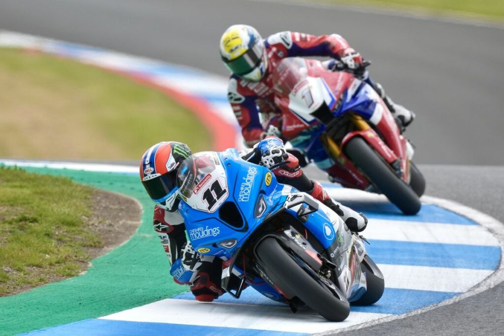 La pluie tourmente le British Superbike à Knockhill : Rory Skinner se démarque Il maltempo condiziona il venerdì di prove libere del British Superbike a Knockhill: pochi giri sull’asciutto, con Rory Skinner al comando e il leader di campionato Glenn Irwin settimo