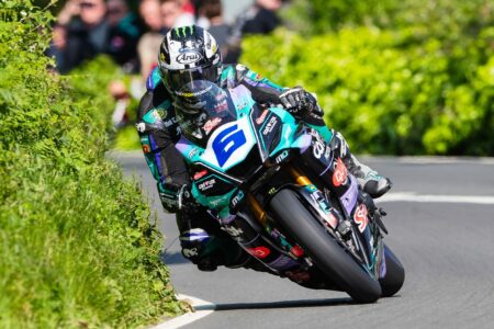 Michael Dunlop entre dans l’histoire au TT 2024 : 26 victoires comme son oncle Joey Michael Dunlop scrive la storia al TT 2024: 26 vittorie come suo zio Joey