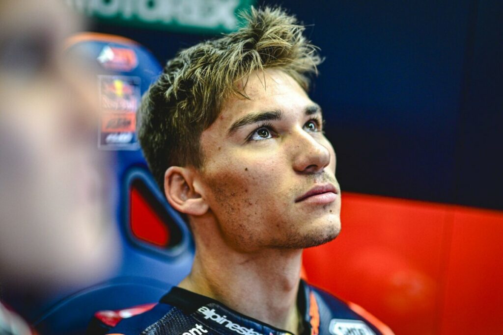 Moto2 : Deniz Oncu, blessure à la main à l’entraînement deniz-oncu-moto2-injury