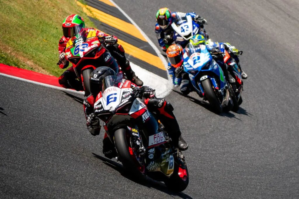 Super sprint en CIV Supersport : Emanuele Pusceddu renoue avec la victoire Spettacolare Gara 1 del CIV Supersport al Mugello: un’appassionante volata premia un ritrovato Emanuele Pusceddu dopo un'accesissima bagarre