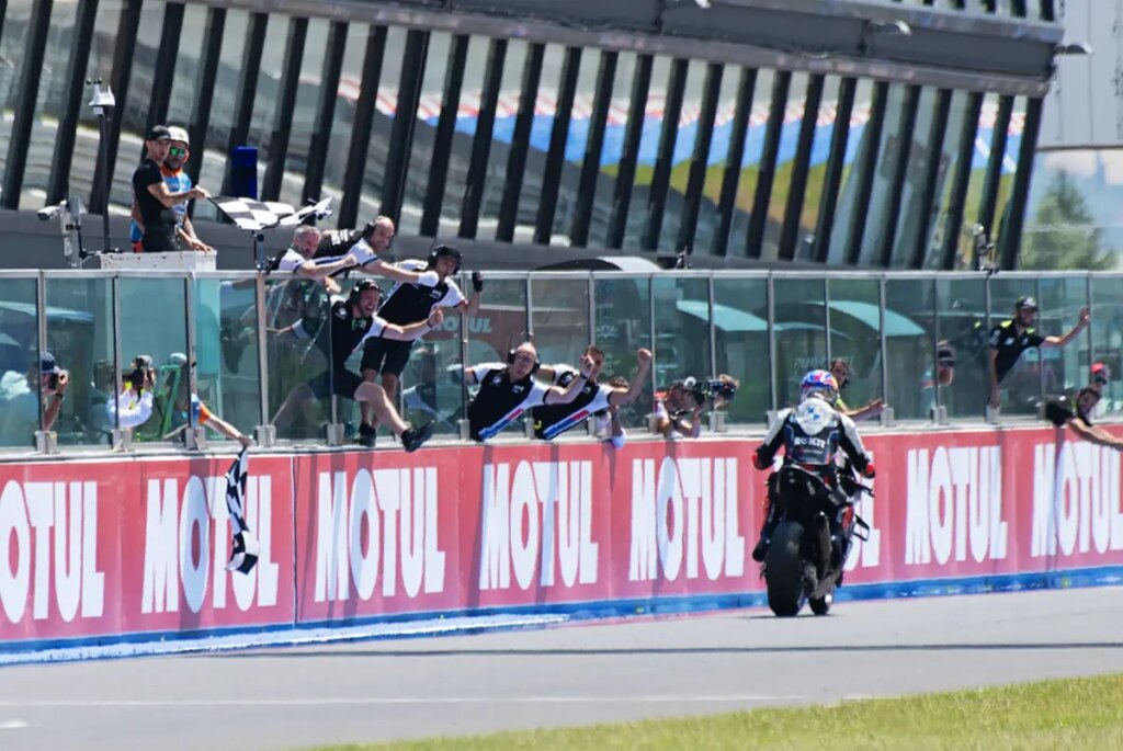 Superbike Misano : Toprak ne laisse aucune chance, il gagne aussi au sprint Toprak Razgatlioglu, Superbike