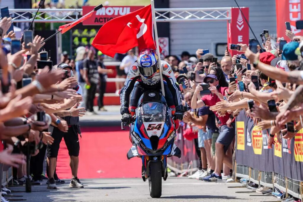 Superbike, Razgatlioglu conquiert également Misano : avec BMW il peut écrire l’histoire Superbike Misano Toprak Razgatlioglu
