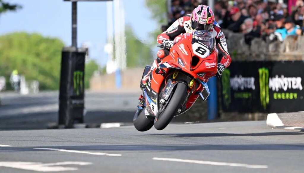 TT 2024 : Davey Todd remporte également le Senior, Hickman chute mais va bien Davey Todd, TT 2024