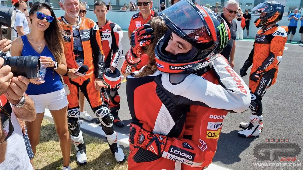 Pecco Bagnaia terrorizza la fidanzata Domizia sulla Ducati biposto al WDW