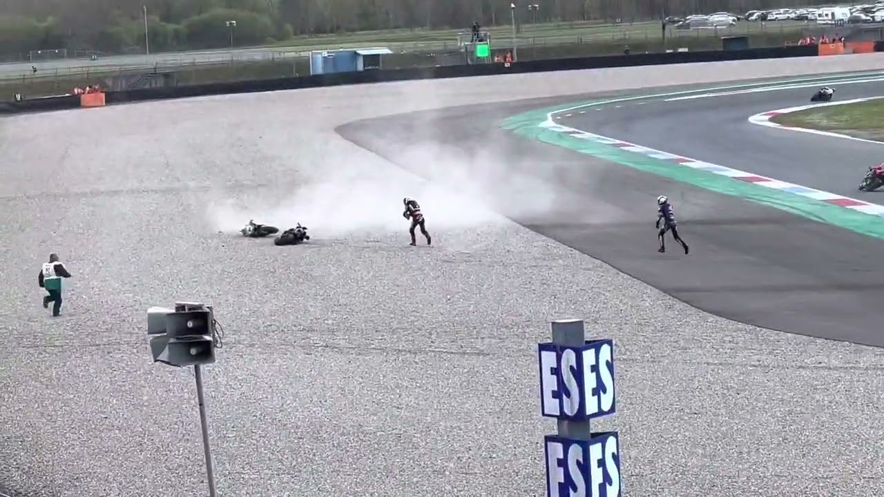 Jonathan Rea knocked out Toprak Razgatlioglu at Assen 24.04.2022