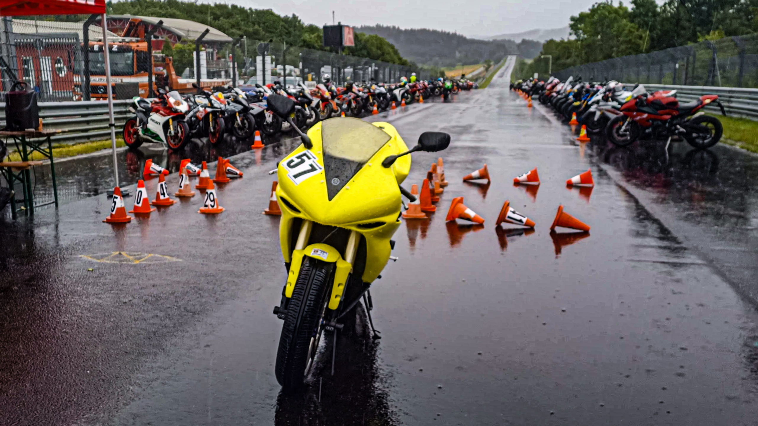Yamaha R1 : le trajet jusqu'au Nürburgring sous le déluge est flippant !