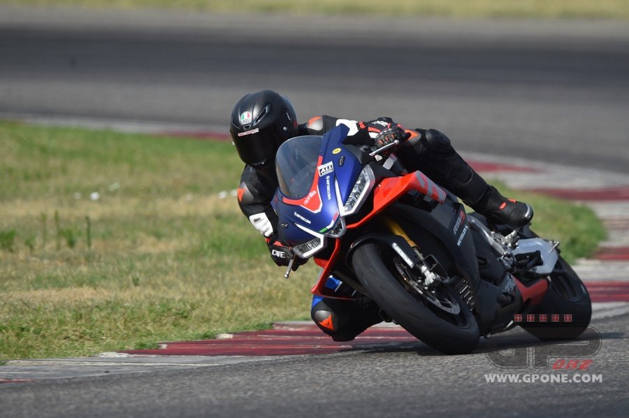 Moto - Test: Metzeler Racetec: i consigli di Manuel Poggiali per il trackday
