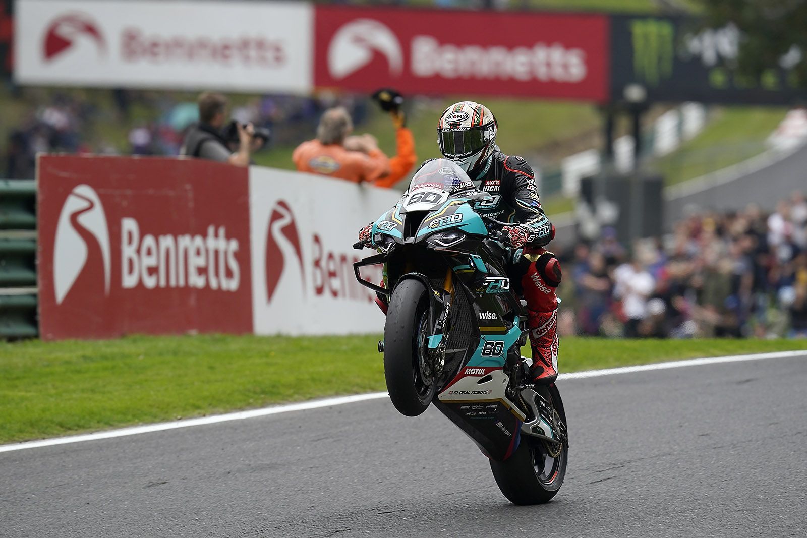 SBK, BSB Cadwell Park : l’épreuve de force de Peter Hickman dans la Course 1