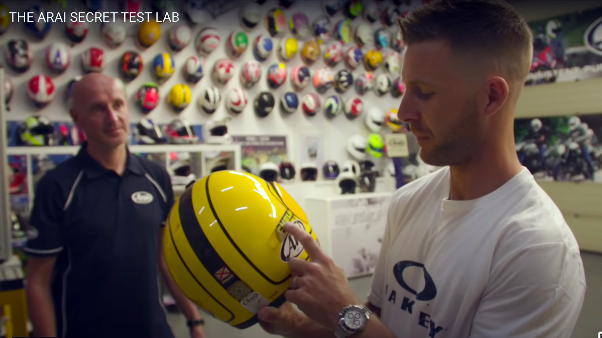 SBK, Jonathan Rea et l’Arai de Joey Dunlop : visite du siège