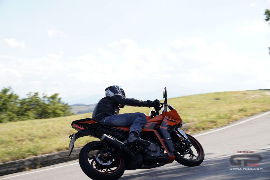 Moto - Test: KTM RC390 2022, piccole superbike crescono