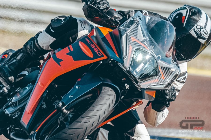 Moto - Test: KTM RC390 2022, piccole superbike crescono