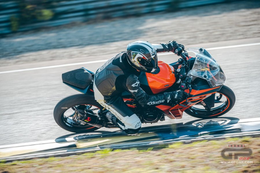 Moto - Test: KTM RC390 2022, piccole superbike crescono