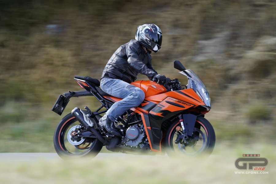 Moto - Test: KTM RC390 2022, piccole superbike crescono