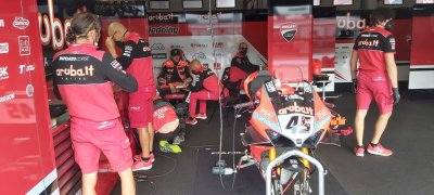SBK: Pista umida a Magny-Cours: 1° Rea, 4° Toprak, 5° Redding