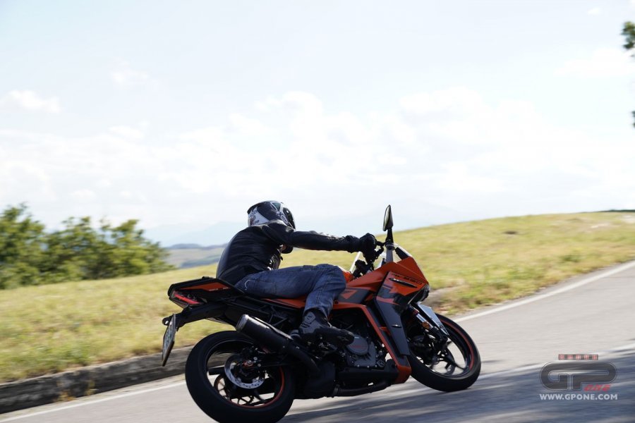 Moto - Test: Prova KTM RC390 2022, piccole superbike crescono