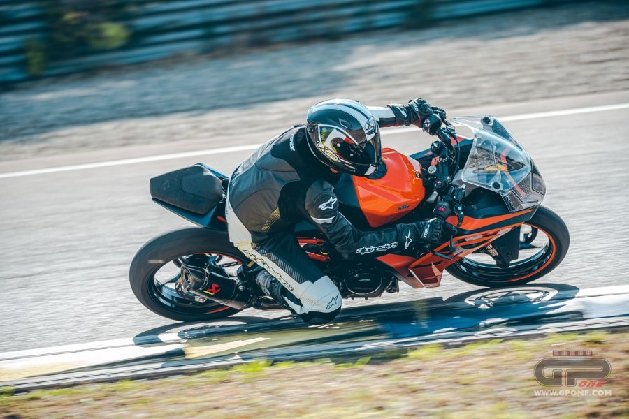 Moto - Test: Prova KTM RC390 2022, piccole superbike crescono