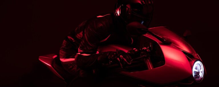 Triumph Speed ​​Triple 1200 RR 2022 : la voici dans la deuxième vidéo teaser !