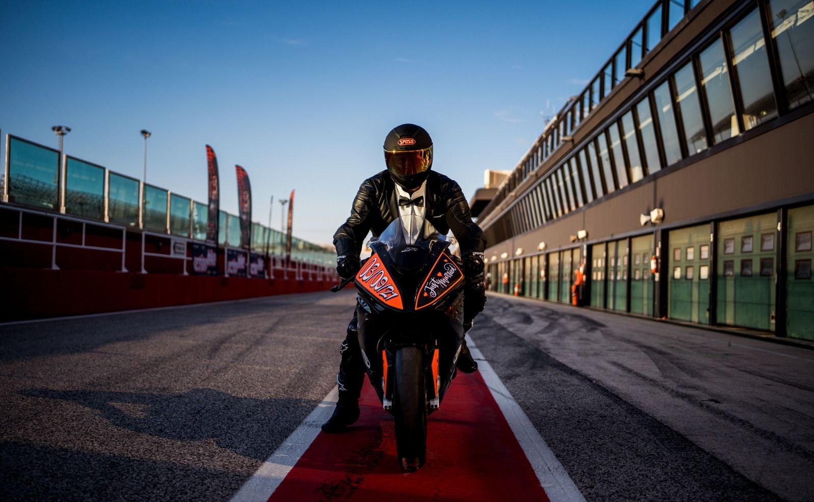 Le mariage parfait ?  Sur la piste… Et avec le costume !