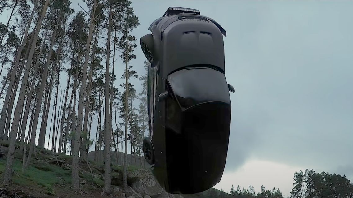 Range Rover Sport SVR dans le nouveau film 007 : le “vol” est réel – VIDEO