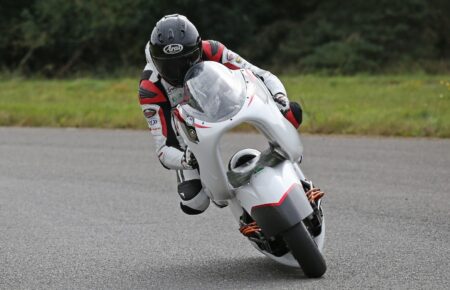 White Motorcycle Concept, tests réussis pour le 400 km/h électrique