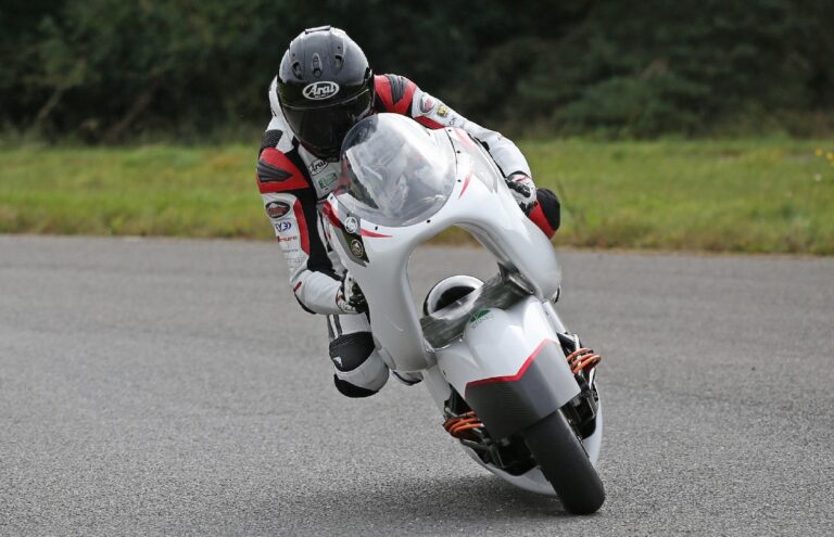 White Motorcycle Concept, tests réussis pour le 400 km/h électrique