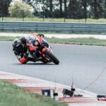 Record de virage : avec le coude au sol à 170 km/h - VIDEO