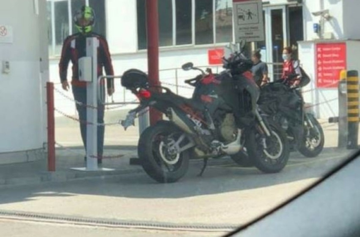 Ducati Streetfighter V2, pris sur la route !