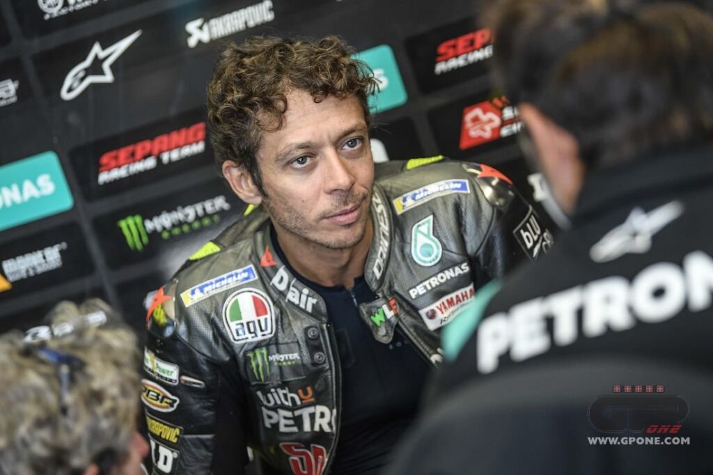 MotoGP, Rossi : “il y a trop d’agressivité sur la piste, c’est le problème, pas l’âge” Ritratto di Paolo Scalera