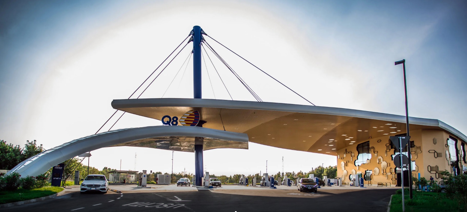 La station-service du futur, dotée d’une recharge électrique ultrarapide