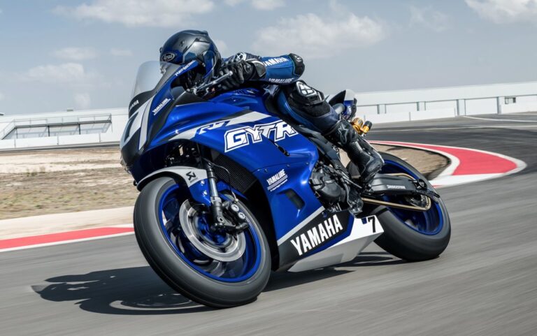 La Yamaha R7 commence à courir : une SuperFinale dans une manche SBK