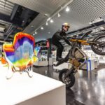 Un e-motard dans une verrerie : la dernière aventure de Red Bull