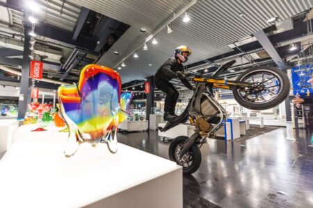 Un e-motard dans une verrerie : la dernière aventure de Red Bull