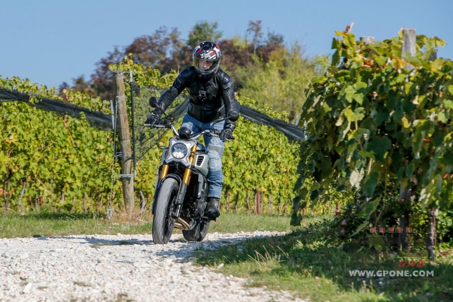 Moto - Test: NON ENTRARE Video Prova CFMOTO 700CL-X Heritage: nessun compromesso