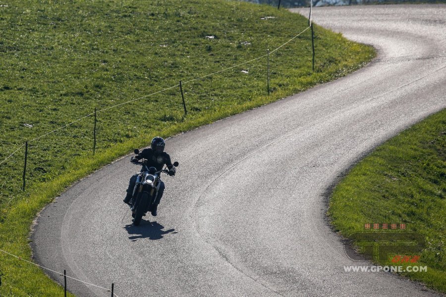 Moto - Test: Video Prova CFMOTO 700CL-X Heritage: nessun compromesso