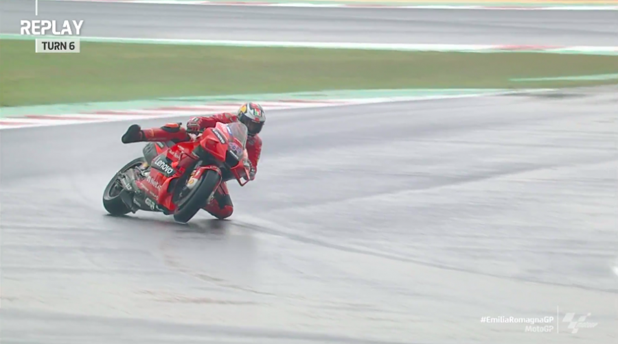 MotoGP: Zarco fa il vuoto sul bagnato in FP1 a Misano: Marquez 2°, cade Bagnaia