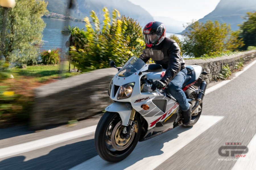 Moto - Test: Prova Honda VTR 1000 SP1 & SP2: a spasso con due magnifiche ventenni