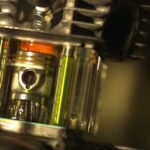 Le cylindre transparent révèle la magie et comment tourne un moteur