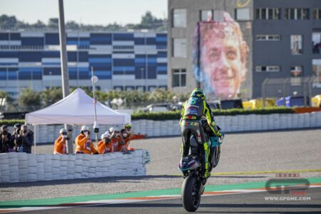 MotoGP, VIDEO - Dernier tour de Valentino Rossi : du drapeau à damier au garage