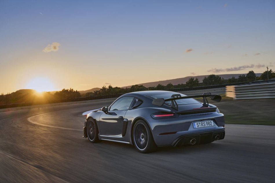 Porsche 718 Cayman GT4 RS 2022: 500 CV di libidine pura