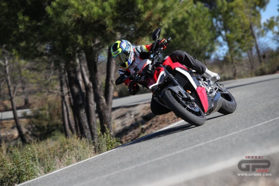 Moto - Test: Prova Ducati Streetfighter V2: faccia da Joker, carattere hyper!