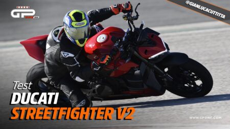 Essayez Ducati Streetfighter V2 : Visage de Joker, hyper caractère !