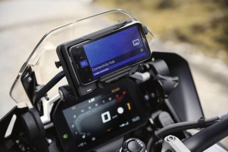 BMW Motorrad ConnectedRide Cradle : le smartphone veut aussi sa part
